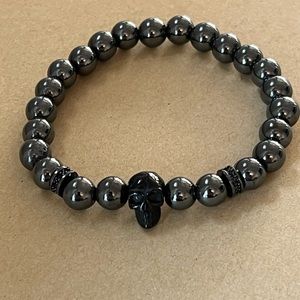 🆕 Skull, Men’s 7” bracelet made with Hematite 8mm beads.